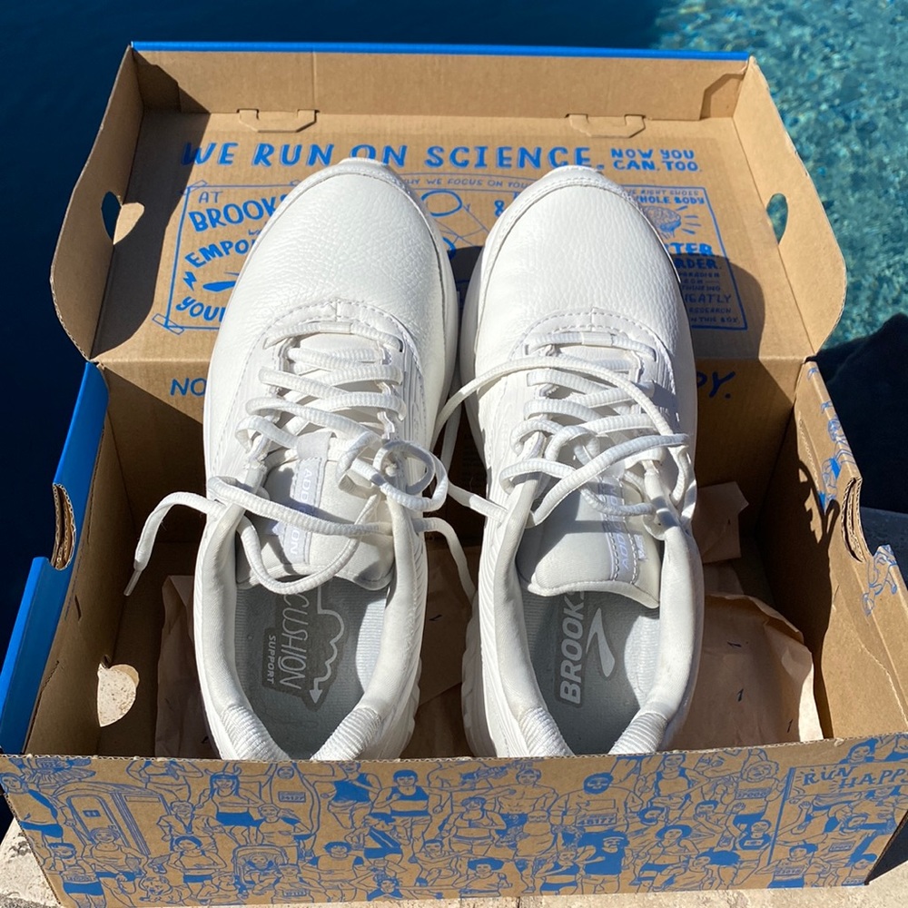 Brooks Addiction Walker 2, size 8 1/2, white
